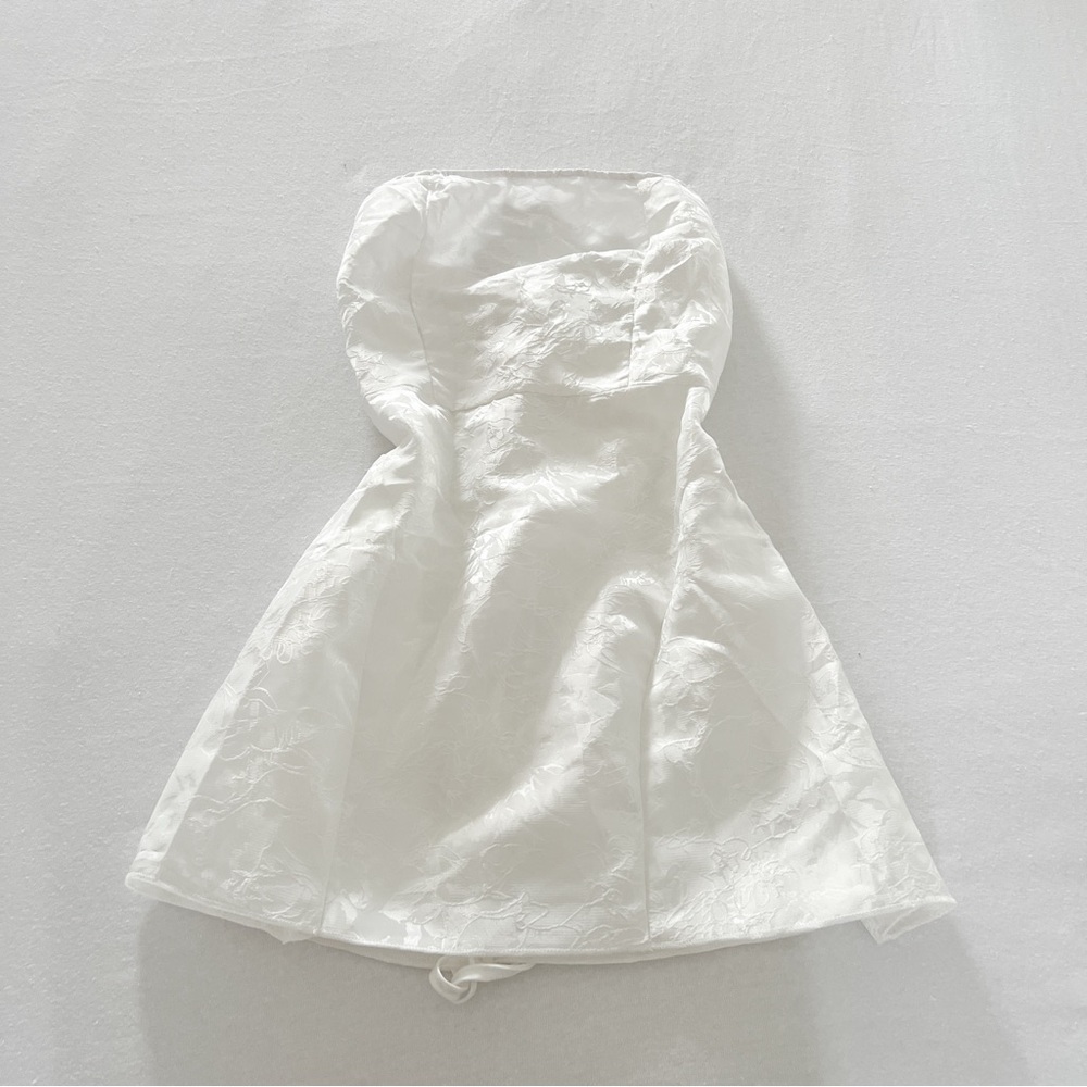 Elegant White Strapless Mini Dress